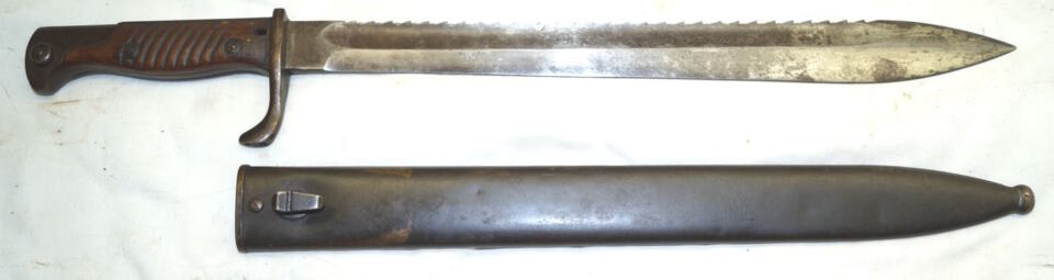 S98/05nAmS Sawback bayonet with scabbard.