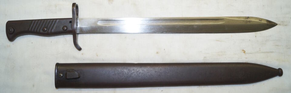 Rivetted hilt Parallel blade ersatz bayonet with S98/05 scabbard.