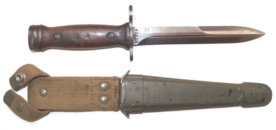 Italian produced M4 bayonet with LEATHER scabbard.