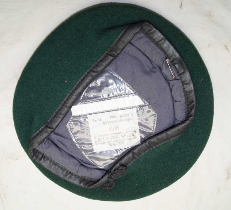 Swiss Airborne Recon Green Beret size 58/59 no crest.