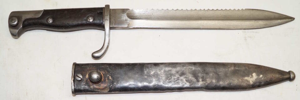 S98/05nA bayonet with scabbard.